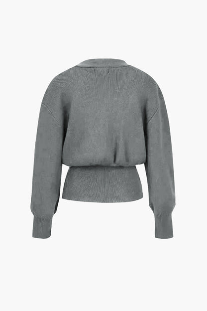 Chic strikcardigan med guldknapdetalje
