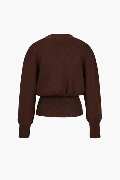 Chic strikcardigan med guldknapdetalje