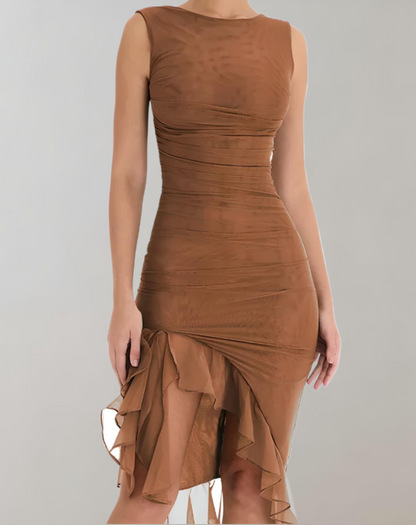Asymmetrisk bodycon-kjole med flæsedetaljer