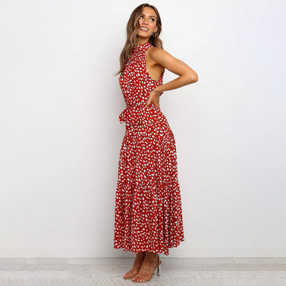 Elegant midikjole med halterneck og prikker