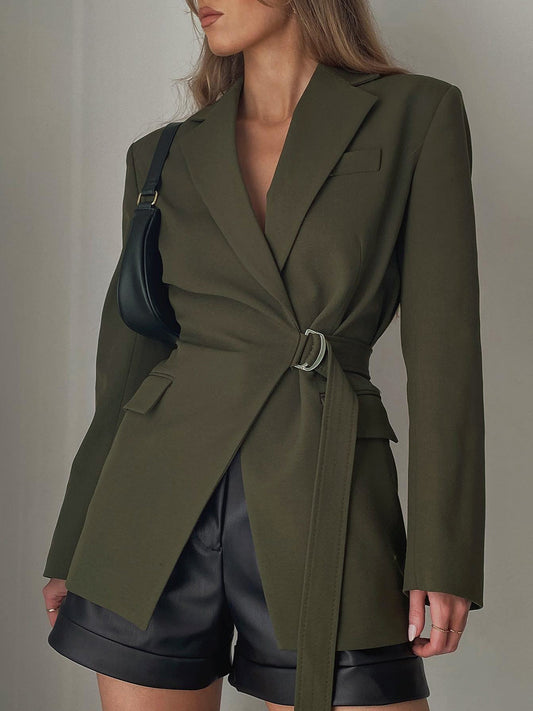 Moderne, smart og afslappet blazer med asymmetrisk spænde til kvinder