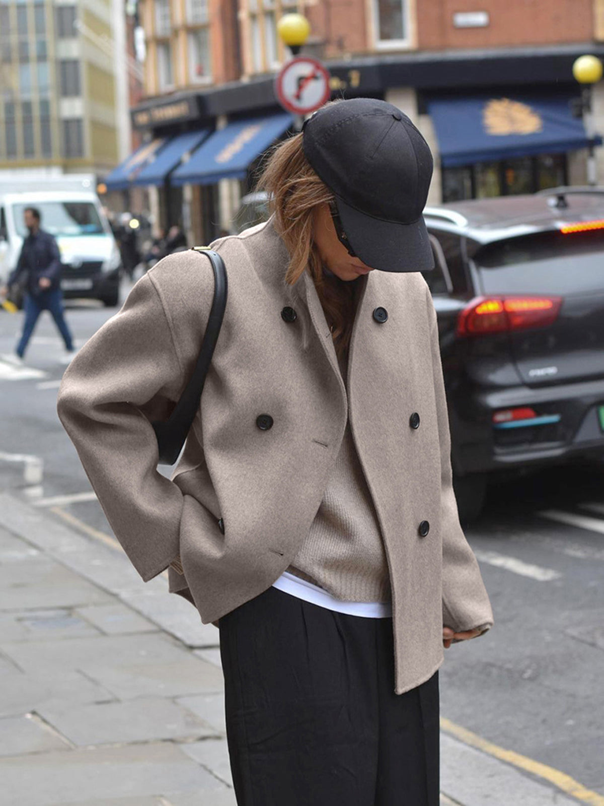 Oversized button-down jakke til damer | Kort beige jakke med moderne pasform