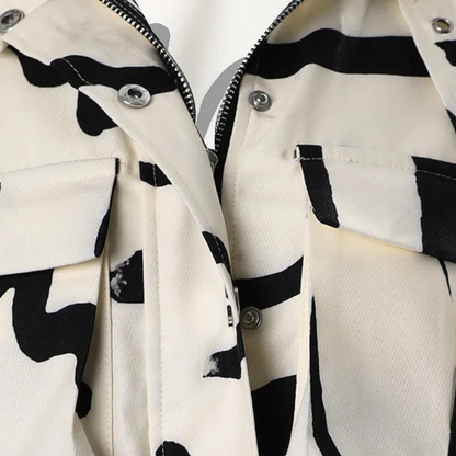 Cropped jakke med abstrakt print til kvinder