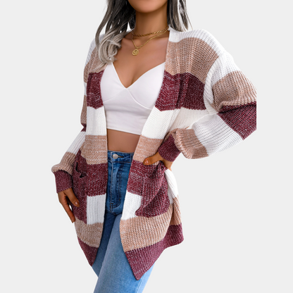 Lang strikket frakke i patchwork i milde farver
