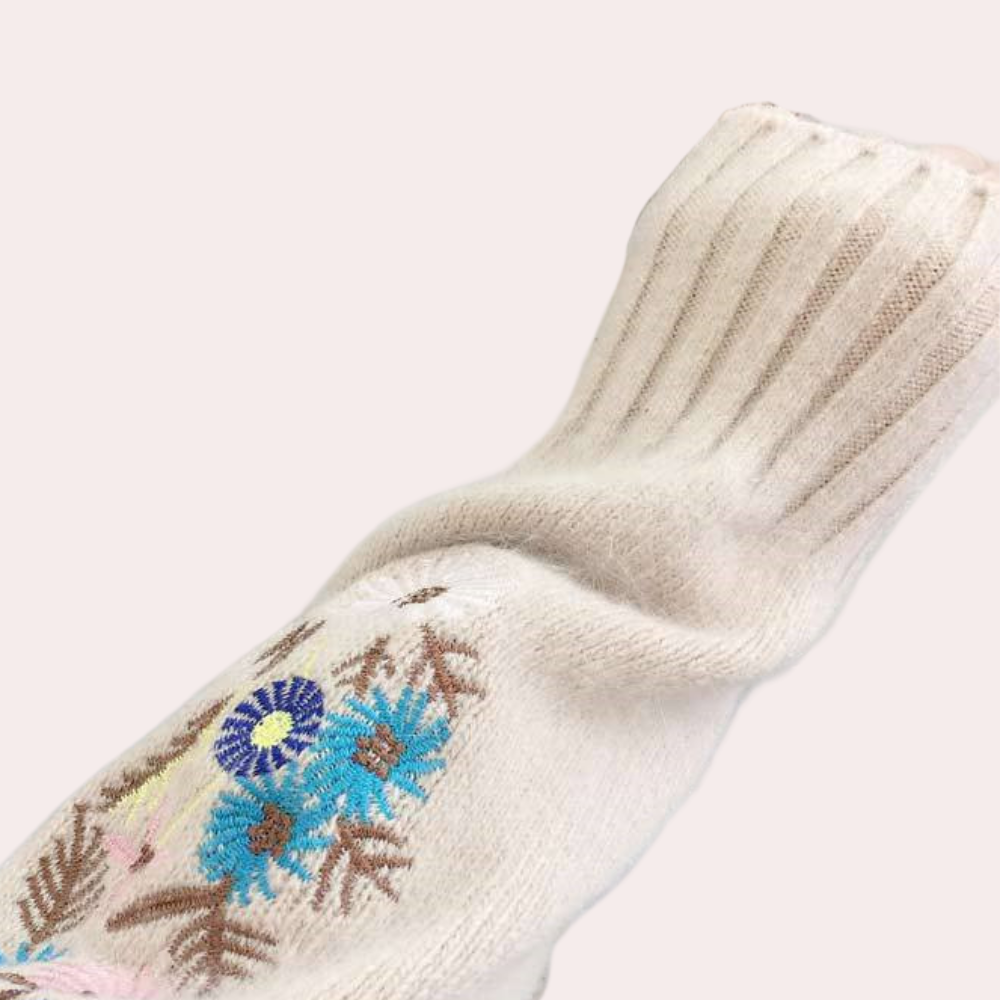 Blomst i ærmestrikket sweater