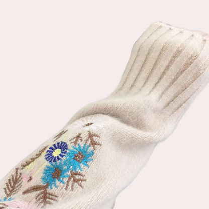 Blomst i ærmestrikket sweater