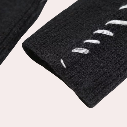 Strikket rullekravesweater med kontrastsyninger