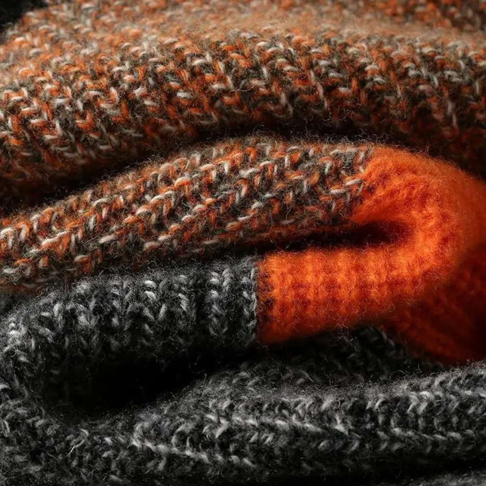 Rullekravesweater i geometriske farver