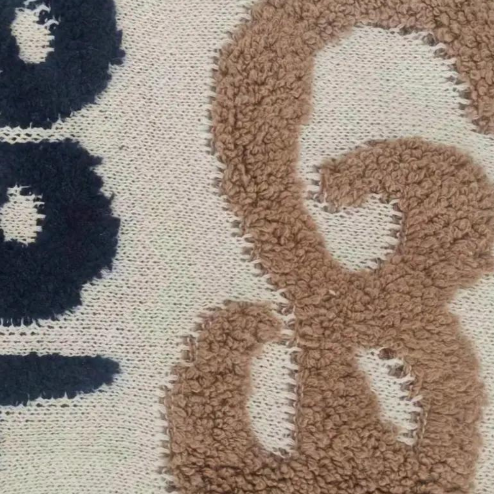 Løs strikket cardigan med åbne masker