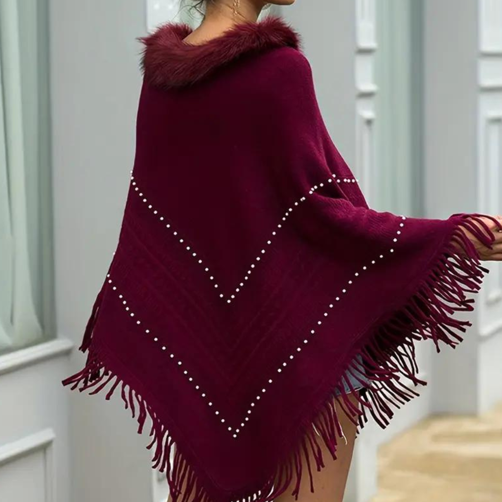 Vinterstrikket poncho med kvaster