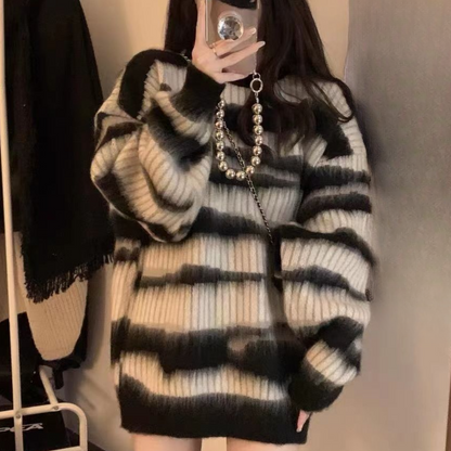 Overdimensioneret fuzzy stribet sweater