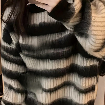 Overdimensioneret fuzzy stribet sweater