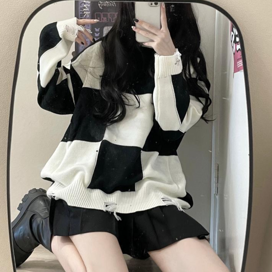 Løs sweater med skakbrætmønster