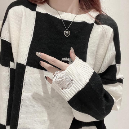 Løs sweater med skakbrætmønster