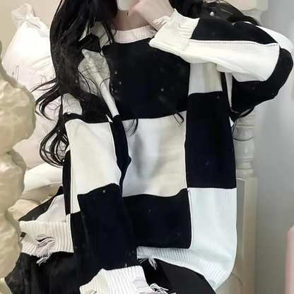 Løs sweater med skakbrætmønster