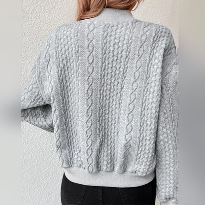 Strikket sweater med fletmønster