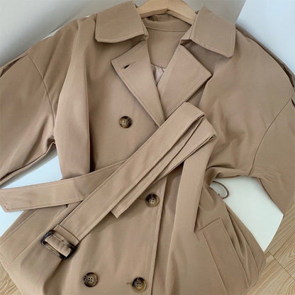 Løs frakke med hakket krave og skærf til kvinder