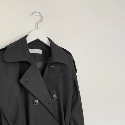 Løs frakke med hakket krave og skærf til kvinder