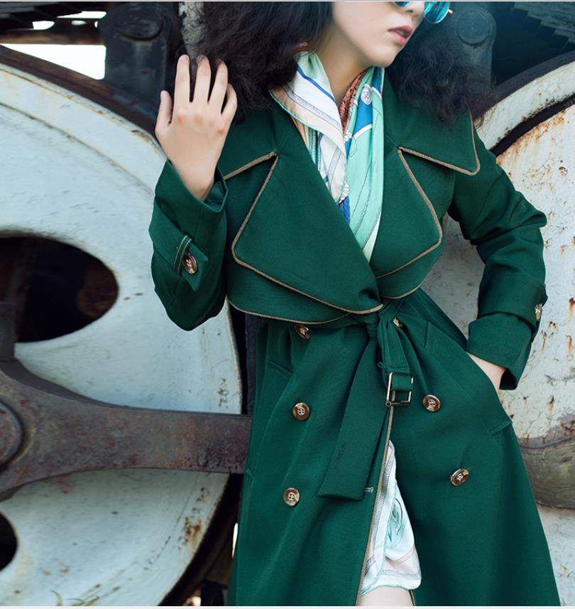 Mørkegrøn dobbeltradet ultra-lang frakke