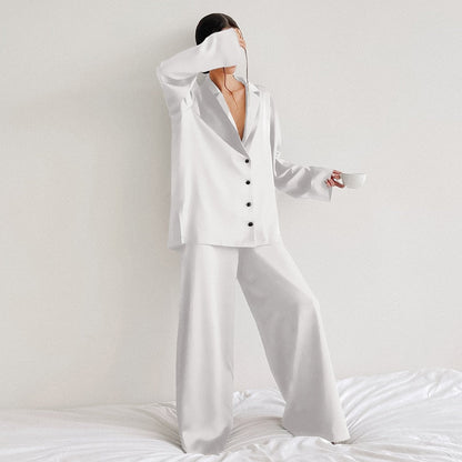 Komfortabelt luksus-pyjamassæt med lange ærmer i satin til kvinder