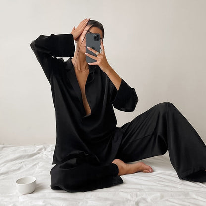 Komfortabelt luksus-pyjamassæt med lange ærmer i satin til kvinder