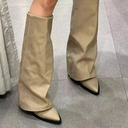 Knæhøje støvler med spids snude og blokhæl til kvinder