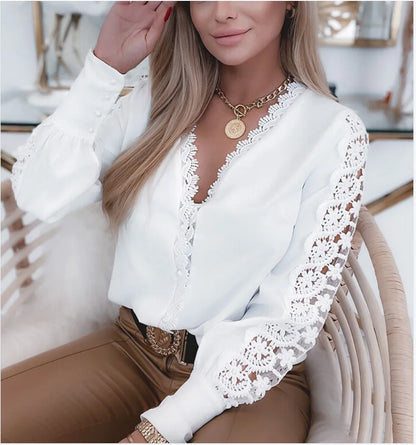 Elegant bluse med lange blondeærmer til kvinder