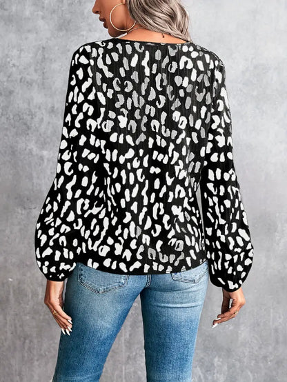Bluse med V-hals og leopardprint til kvinder