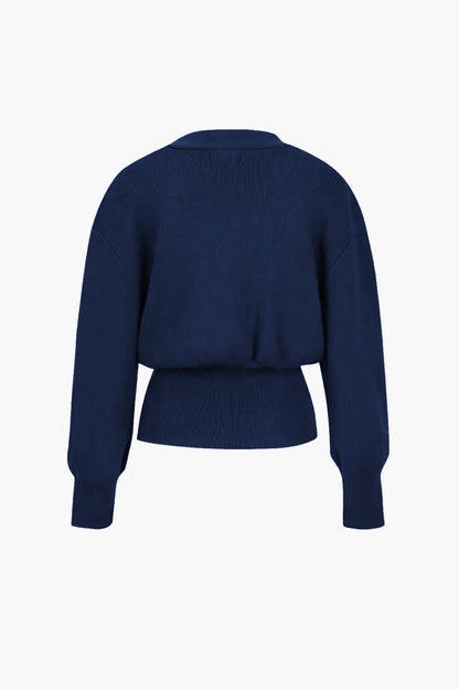 Chic strikcardigan med guldknapdetalje