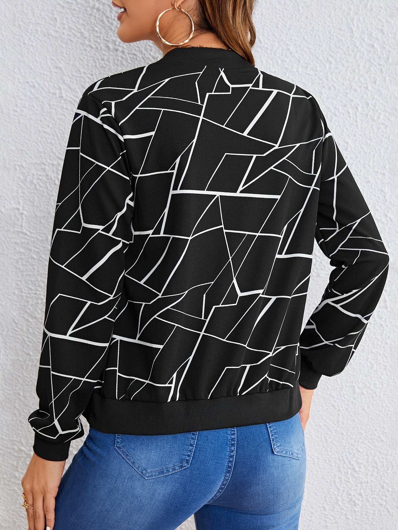 Bomberjakke med sort geometrisk print til damer
