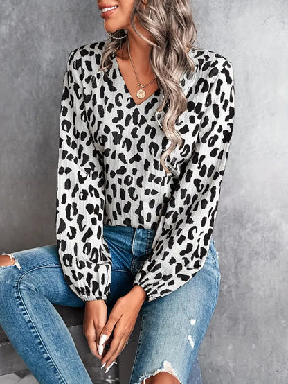 Bluse med V-hals og leopardprint til kvinder
