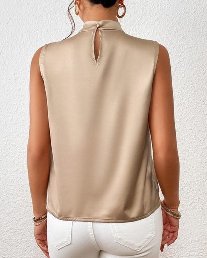 Elegant ærmeløs bluse i satin med snoet halsudskæring til kvinder