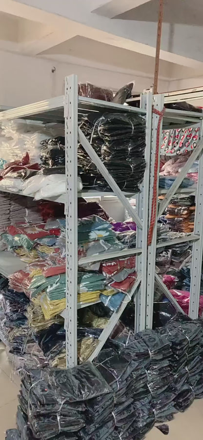 Strikket sweater med kryds og bolle